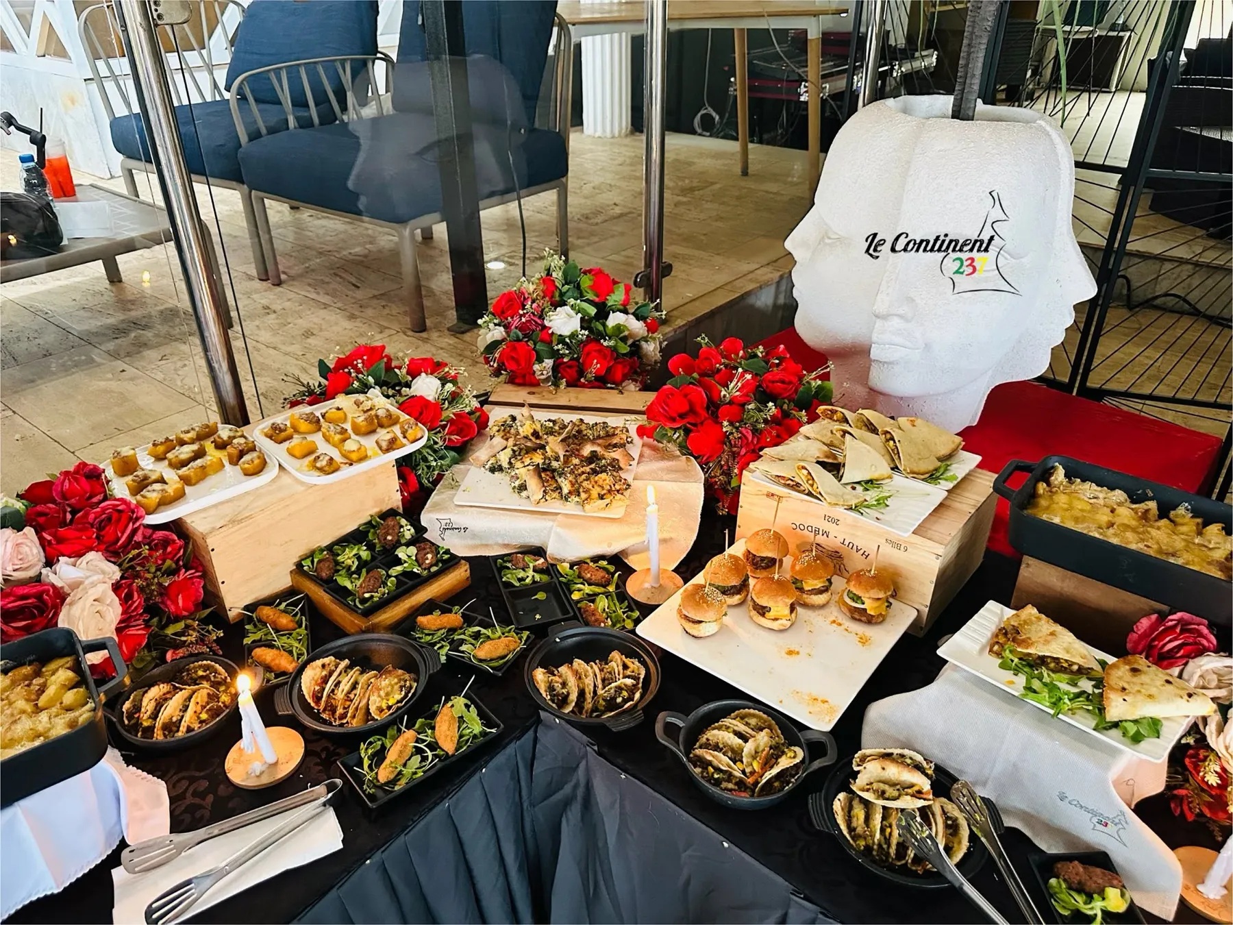 Buffet de bouchées : tacos, kefta sur salade, croquettes, mini-burgers et wraps