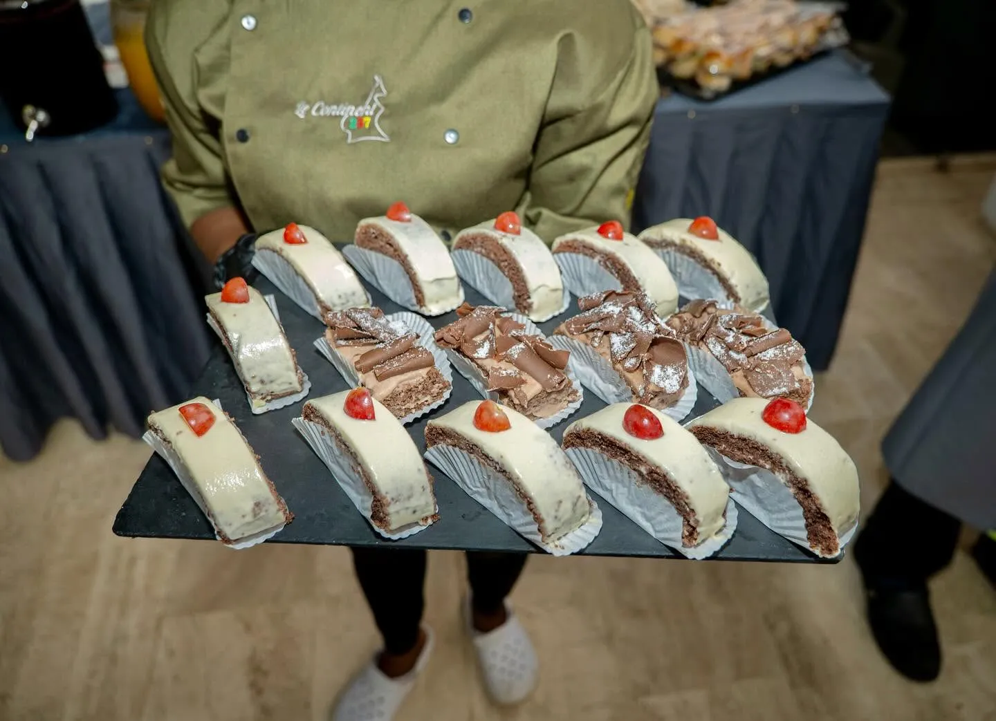 Plateau de bûchettes au glaçage blanc et raisin, et de mousses au chocolat à copeaux